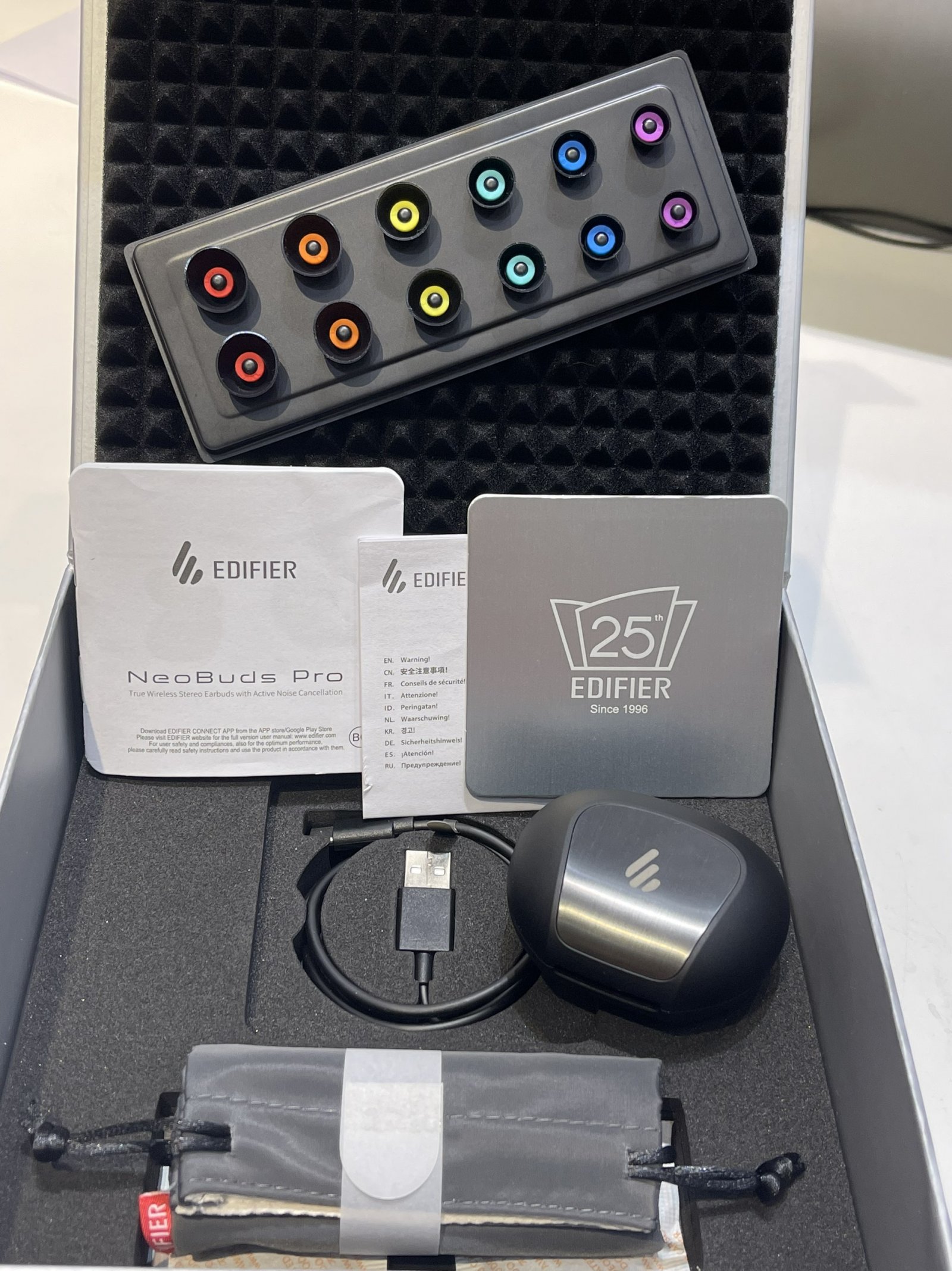 Tai nghe Edifier Neobuds Pro phu kien