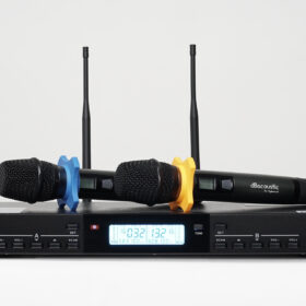 Mic không dây DBacoustic K4000 | Giải pháp hát karaoke ổn và dễ sử dụng Micro không dây K4000 thiết kế đẹp mắt, nhiều tính năng vượt trội. - Gồm 1 đầu thu và 2 tay micro không dây.