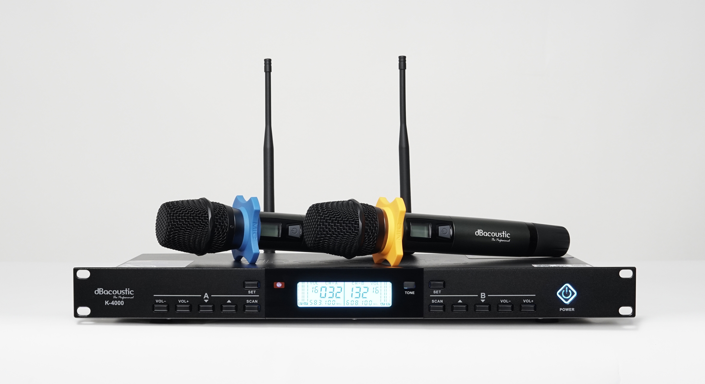 Mic không dây DBacoustic K4000 | Giải pháp hát karaoke ổn và dễ sử dụng Micro không dây K4000 thiết kế đẹp mắt, nhiều tính năng vượt trội. - Gồm 1 đầu thu và 2 tay micro không dây.