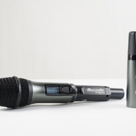 Mic không dây DBacoustic K4000 | Giải pháp hát karaoke ổn và dễ sử dụng Micro không dây K4000 thiết kế đẹp mắt, nhiều tính năng vượt trội. - Gồm 1 đầu thu và 2 tay micro không dây.