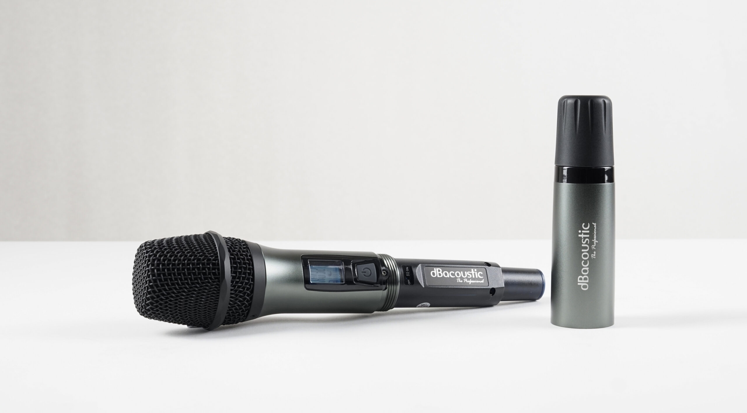 Mic không dây DBacoustic K4000 | Giải pháp hát karaoke ổn và dễ sử dụng Micro không dây K4000 thiết kế đẹp mắt, nhiều tính năng vượt trội. - Gồm 1 đầu thu và 2 tay micro không dây.