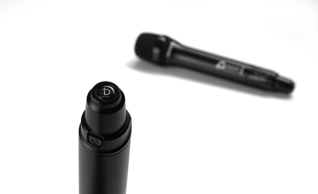 Micro không dây DBacoustic DB750 PRO chính hãng, thu xa 200m Tay micro DB750 PRO vỏ hợp kim nhôm cầm chắc tay