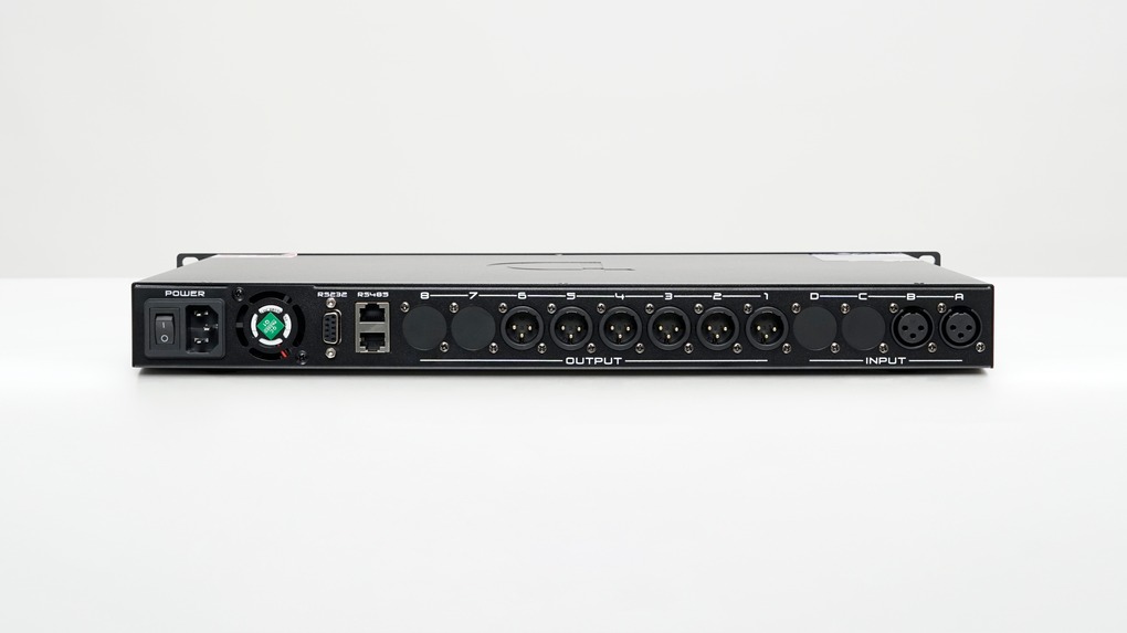 Mặt sau crossover Dbacoustic CR2.6 với cổng kết nối XLR, RS232, RS485