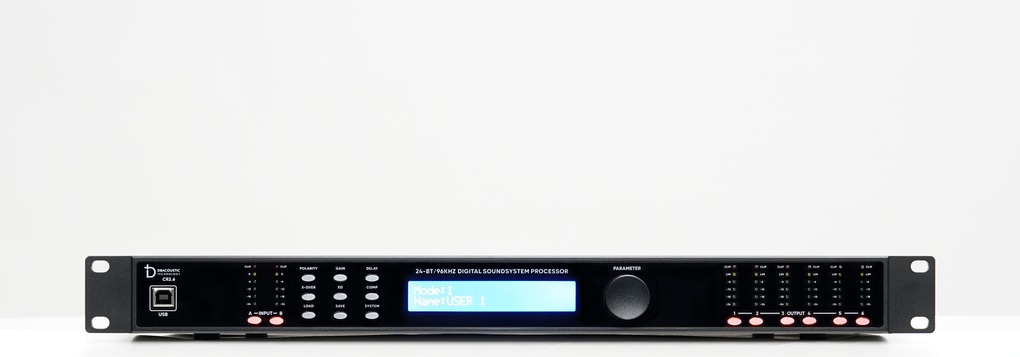 Crossover Dbacoustic CR2.6 nhìn thẳng mặt trước với màn hình LCD và các phím chức năng