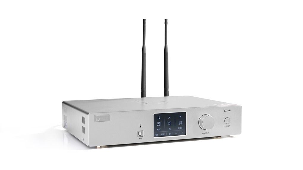 Amply Dbacoustic LX-H6 nhìn nghiêng, màn hình cảm ứng và núm Control